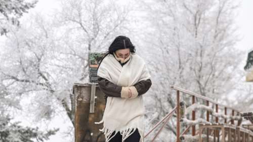 Με συννεφιά και βροχές σήμερα ο καιρός - "Επιστρέφει" ο χειμώνας με χιόνια και χαμηλές θερμοκρασίες το Σαββατοκύριακο