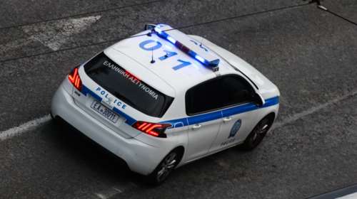 Λαμία: Ανήλικος "τρύπωσε" σε περίπτερο κι έκλεψε τσάντα - Χειροπέδες στον πατέρα του που χρησιμοποίησε τις κάρτες