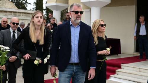 Ο άγνωστος γιος της Άννας Παναγιωτοπούλου συντετριμμένος στην κηδεία μαζί με την αγαπημένη εγγονή της