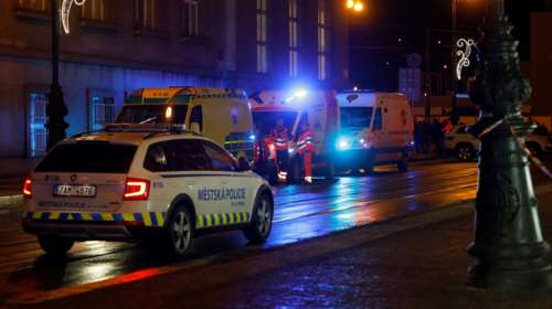 Σοκαρισμένοι οι Έλληνες της Πράγας: &quot;Ανησυχούμε για δικούς μας στα θύματα&quot; - Τι αναφέρει η ελληνική πρεσβεία