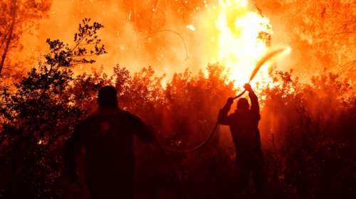 Φωτιά στον Σχίνο Κορινθίας - Αρχηγός πυροσβεστικής: Είναι σε ύφεση - Ζημιές σε σπίτια