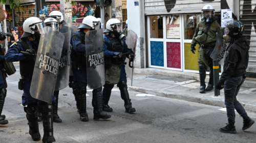 Εξάρχεια: Εισαγγελική έρευνα για τον αστυνομικό των ΜΑΤ που σπάει τζαμαρία καταστήματος