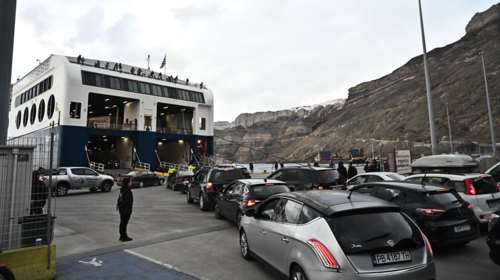 "Φοβόμαστε, κουνιόμαστε κάθε δέκα λεπτά": Κάτοικοι της Σαντορίνης περιγράφουν τον τρόμο των σεισμών