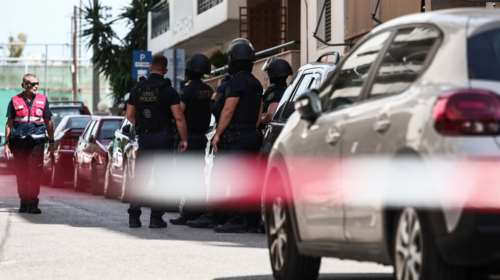 Έληξε ο συναγερμός για τον ηλικιωμένο που είχε ταμπουρωθεί στο σπίτι του στο Ζωγράφου - Συνελήφθη μετά την έφοδο [εικόνες]