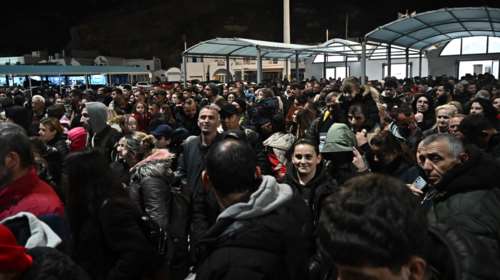 Ωρες αγωνίας στη Σαντορίνη: Νέοι σεισμοί 4,9 και 4,8 Ρίχτερ - Εγκαταλείπουν οι κάτοικοι το νησί, το αδιαχώρητο στo λιμάνι