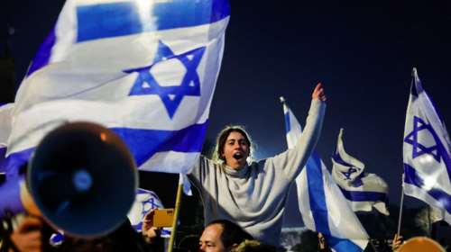 Βήμα πίσω από τον Νετανιάχου: Αναστέλλει την μεταρρύθμιση του δικαστικού συστήματος μετά τις σφοδρές αντιδράσεις