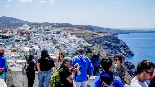 Χιλιάδες τουρίστες στη Σαντορίνη από την κρουαζιέρα, αλλά ψίχουλα τα έσοδα - &quot;Lockdown&quot; ζήτησε κοινοτάρχης