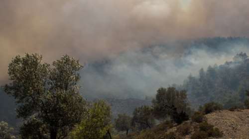 Συναγερμός σε στρατόπεδο στην Κάρπαθο - Εκρήξεις σε αποθήκη πυρομαχικών λόγω ζέστης
