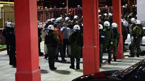 ΕΛΑΣ: Απαγόρευση μετακίνησης οπαδών του Ολυμπιακού στην Καρδίτσα μετά την επίθεση στα ΜΑΤ