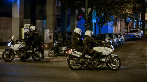 Επεισοδιακή καταδίωξη ληστών στη Νέα Ερυθραία - Ψέκασαν τους αστυνομικούς με πυροσβεστήρες για να ξεφύγουν