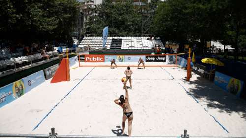 Γήπεδο του beach volley το Σύνταγμα: Έριξαν άμμο, οι αθλήτριες έβαλαν τα μαγιό και έκλεψαν την παράσταση