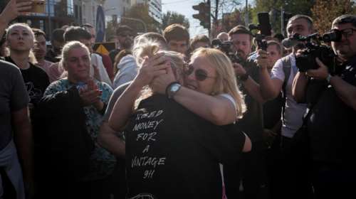 Σερβία: Έπειτα από 16 ημέρες τερμάτισε την απεργία πείνας η μητέρα θύματος της τραγωδίας στο Νόβι Σαντ