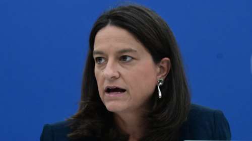 Η Κεραμέως ξεκινά διάλογο με τους κοινωνικούς εταίρους για τον κατώτατο μισθό - Πώς θα καθορίζεται