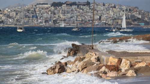 Θυελλώδεις άνεμοι στο Αιγαίο: Ξεπάρασαν τα 130 χλμ τα μποφορ - "Πρώτη" η Κάρυστος