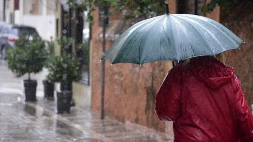 Συνεχίζεται η κακοκαιρία Eva: Ποιες περιοχές θα &quot;χτυπήσει&quot; σήμερα - Πότε υποχωρούν τα έντονα φαινόμενα