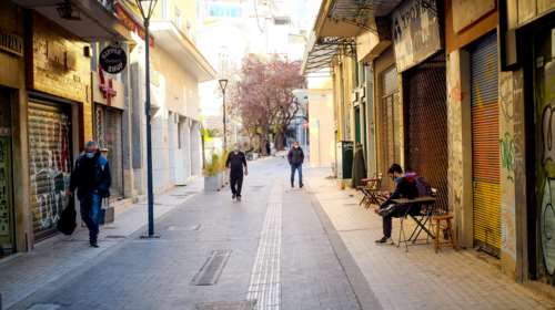 Στο τραπέζι νέα μέτρα και καθολικό lockdown στην Αττική: Πληροφορίες για τετραψήφιο και σήμερα αριθμό κρουσμάτων