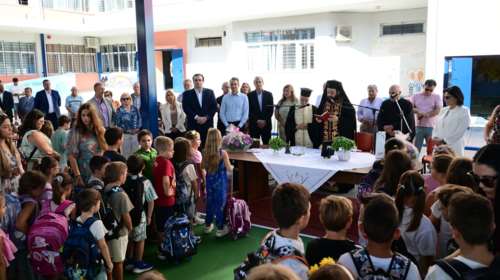 Στον αγιασμό του 2ου Δημοτικού Γλυφάδας ο Κυριάκος Μητσοτάκης: &quot;Να κάνουμε μία συμφωνία, το κινητό στην τσάντα&quot; [εικόνες]