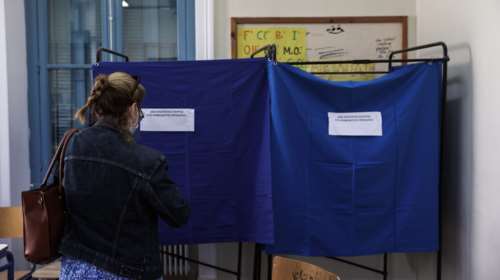 Πώς διαβάζει η κυβέρνηση τις δημοσκοπήσεις μετά την τραγωδία των Τεμπών