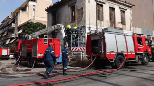 Θεσσαλονίκη: Φωτιά σε διαμέρισμα στην Καλαμαριά - Απομακρύνθηκε άνδρας απο το κτίριο