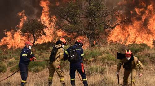 Πυρκαγιά σε οικόπεδο στο Πέραμα - Αναφορές για εκρήξεις
