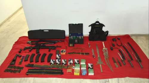 Θεσσαλονίκη: Οπλοστάσιο σε σπίτι 57χρονου - Μεσαιωνικά σπαθιά και μαχαίρια