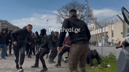 Τέμπη - &quot;Ξύλο&quot; στη Θεσσαλονίκη - Αντιεξουσιαστές χτυπούν με πρωτοφανή βιαιότητα άτομα που κρατούσαν ελληνικές σημαίες