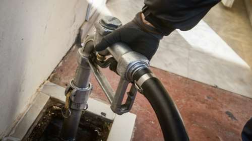 Το πετρέλαιο υποχωρεί σε χαμηλό 4 ετών, μειώνονται οι τιμές άλλων εμπορευμάτων καθώς κλιμακώνεται ο εμπορικός πόλεμος