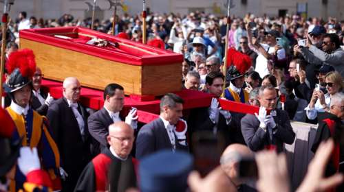 Live το λαϊκό προσκύνημα στη σορό του Πάπα Φραγκίσκου: Πλήθος πιστών στο Βατικανό [εικόνες - βίντεο]