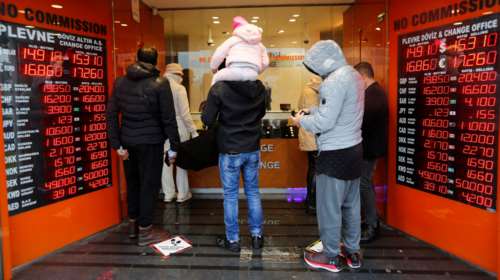 Spiegel: Την ώρα που οι Τούρκοι είναι στην ουρά για λίγο ψωμί, Έλληνες και Βούλγαροι &quot;αγοράζουν σαν τρελοί&quot; στην Τουρκία