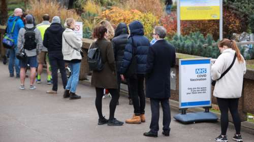 Συγκρατημένη αισιοδοξία από βρετανική μελέτη: Ηπιότερη η μετάλλαξη Όμικρον του κορονοϊού σε σχέση με την Δέλτα