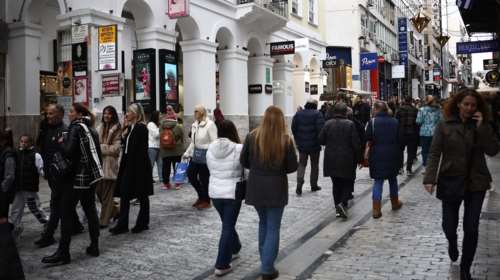 Ανοιχτά τα καταστήματα την Τετάρτη - Πώς θα λειτουργήσουν μέχρι την Πρωτοχρονιά - Το εορταστικό ωράριο
