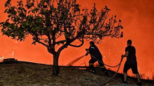 Σήμερα οι κηδείες των δύο ανδρών που έχασαν τη ζωή τους από τη φωτιά στο Ξυλόκαστρο [βίντεο]