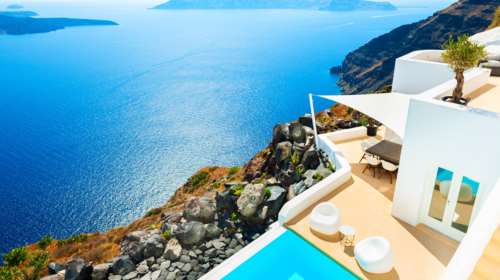 Πόσο ενοικιάζονται φέτος οι βίλες σε Μύκονο και Σαντορίνη - Γιατί πέφτουν οι τιμές