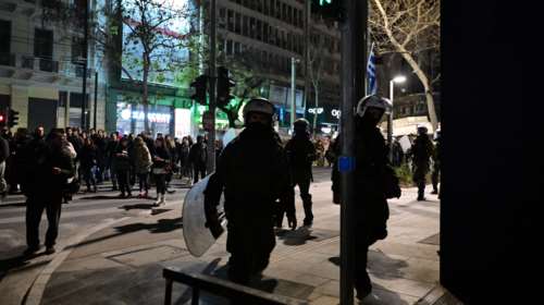 Ένταση στο κέντρο της Αθήνας - Συγκεντρώσεις διαμαρτυρίας υπέρ της 12χρονης στον Κολωνό - Πέτρες και κρότου λάμψης