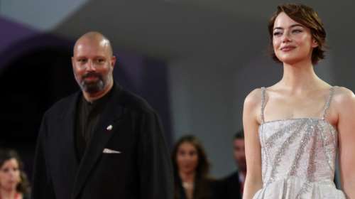 Πρεμιέρα για το &quot;Bugonia&quot;: Αποθεώθηκαν Γιώργος Λάνθιμος και Εμμα Στόουν στη Βενετία - Τους χειροκροτούσαν όρθιοι επί 6 λεπτά