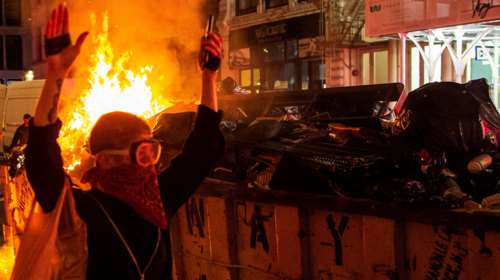 Χάος δίχως τέλος στις ΗΠΑ: Μάχες σώμα με σώμα διαδηλωτών-αστυνομικών - Στα άκρα τραβάει το σχοινί ο Τραμπ