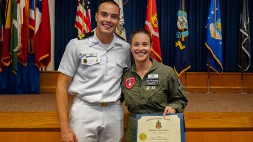 ΗΠΑ: Τιμήθηκε Ελληνίδα αξιωματικός της Πολεμικής Αεροπορίας - Βοήθησε άνδρα που υπέστη επιληπτική κρίση