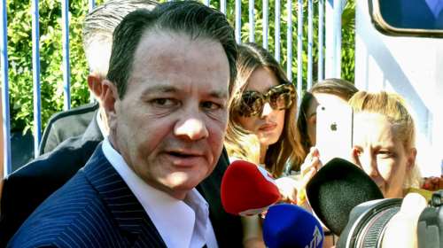 Απόστολος Λύτρας: Πρώτο τραπέζι πίστα στα μπουζούκια με τη σύντροφό του - &quot;Βροχή&quot; τα πανέρια με τα λουλούδια [βίντεο]