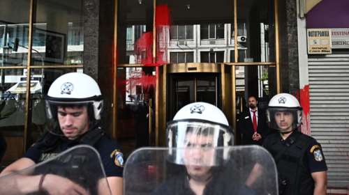 Ομόνοια: Μπογιές στο ξενοδοχείο που φιλοξενεί συνέδριο για &quot;την ενίσχυση της συνεργασίας Ελλάδας – Ισραήλ&quot; [εικόνες]