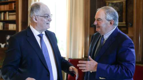 Ο Τασούλας προσκαλεί τους πρώην πρωθυπουργούς: Είδε Καραμανλή, ακολουθούν Παπανδρέου, Σαμαράς και Τσίπρας