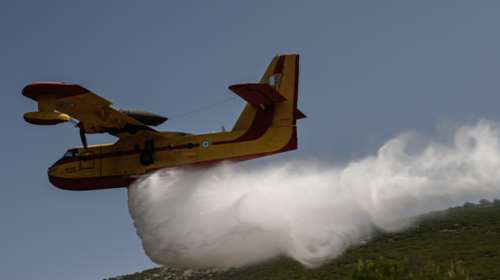 Φωτιά στην Αρκαδία: Ισχυρές επίγειες και εναέριες δυνάμεις επιχειρούν για την κατάσβεση στη Σπαθάρη