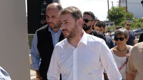 Στην κηδεία του Αντώνη Καργιώτη ο Ανδρουλάκης: Να μη γίνει η κοινωνία μας μια ζούγκλα βιαιότητας και διαφθοράς