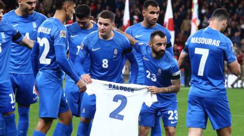 Συγκίνηση: Οι παίχτες της Εθνικής δίνουν στην οικογένεια του Μπάλντοκ το πριμ του Nations League