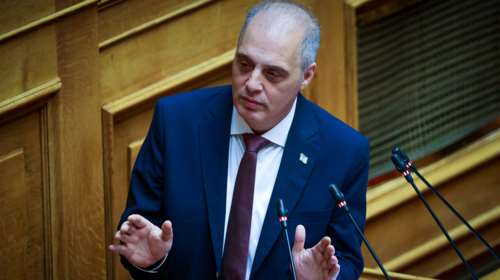 Ο Κυριάκος Βελόπουλος διαφωνεί τελικά με την πρόταση δυσπιστίας:  Ειρωνεύεται ΠΑΣΟΚ και ΣΥΡΙΖΑ για σχέσεις με τους ολιγάρχες