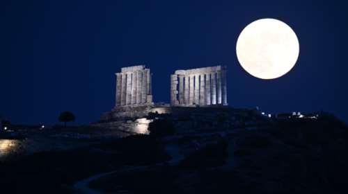 Υπερπανσέληνος Ιουνίου: Μάγεψε το &quot;Φεγγάρι της Φράουλας&quot; - Μοναδικές εικόνες στον ουρανό