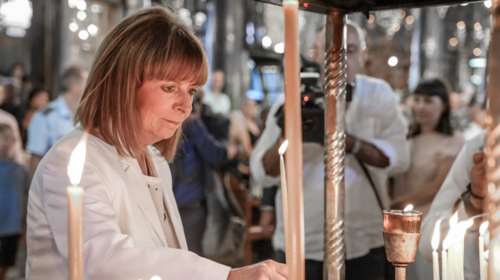 Σακελλαροπούλου από Λέσβο: Οι σκέψεις μας βρίσκονται σε όσους επλήγησαν από τις καταστρεπτικές πυρκαγιές στην Αττική