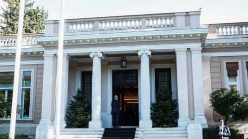 Αιχμηρό δημοσίευμα καταγγέλλει ότι το Μαξίμου ζήτησε να απομακρυνθούν τρία πρόσωπα από το Mega