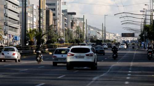 Lockdown με μποτιλιάρισμα: Γιατί έχουν πολλή κίνηση οι δρόμοι παρά την απαγόρευση κυκλοφορίας [Βίντεο]