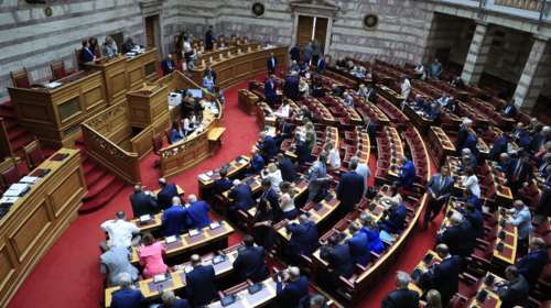 Καύσωνας και στη... Βουλή με Καραμανλή και ΟΠΕΚΕΠΕ - Εθνικά και μεταναστευτικό πιέζουν την κυβέρνηση