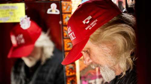 "Make America Go Away": Ανάρπαστο το καπέλο που χλευάζει το σύνθημα του Τραμπ - Το μήνυμα στα δανέζικα